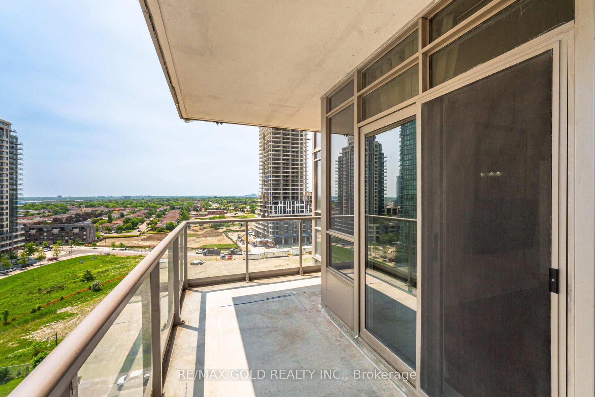 3 Bedrooms Condo at 388 Prince Of Wales, Mississauga For sale
