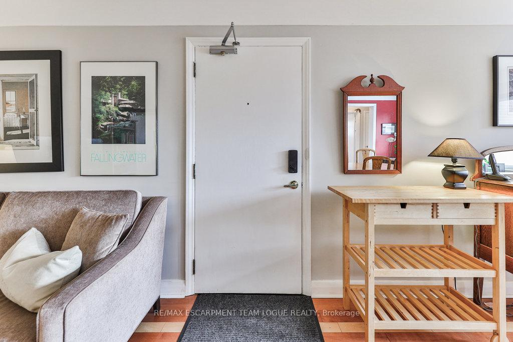 2 Bedrooms Co-op at 288 Reynolds,  Oakville For sale