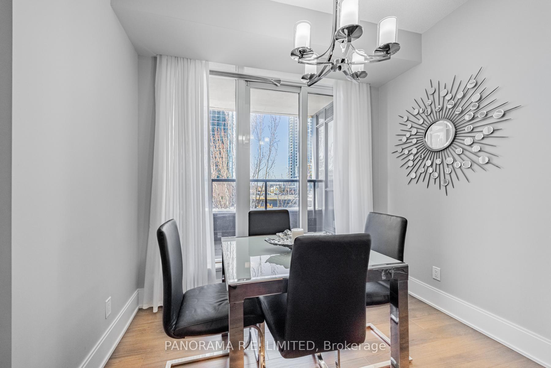 3 Bedrooms Condo at 330 Burnhamthorpe, Mississauga For sale