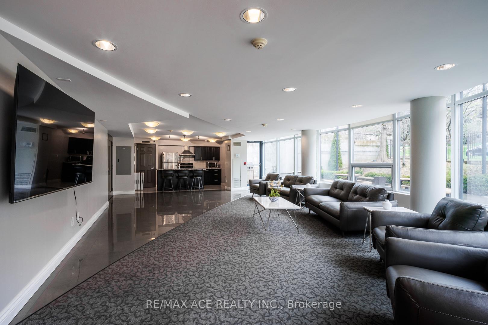 2 Bedrooms Condo at 18 Valley Woods, Toronto For sale