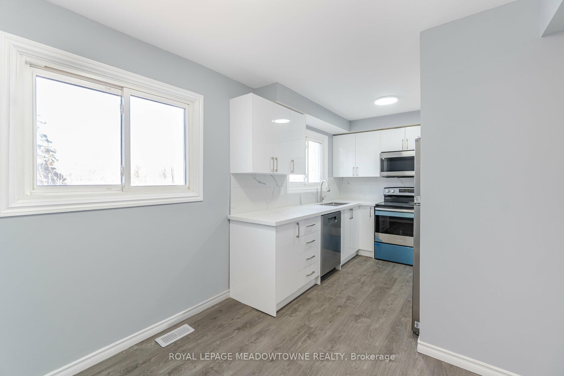 3 Bedrooms Condo at 11 Harrisford, Hamilton For sale