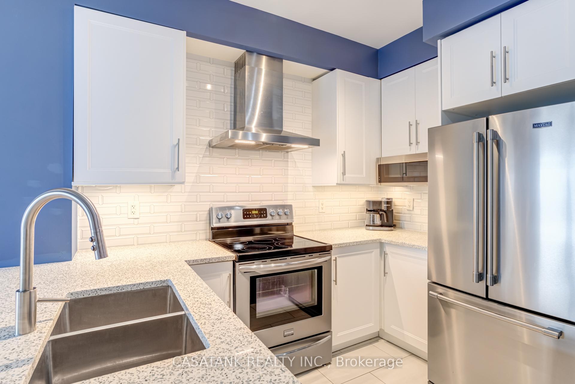 3 Bedrooms Condo at 385 Prince Of Wales, Mississauga For sale