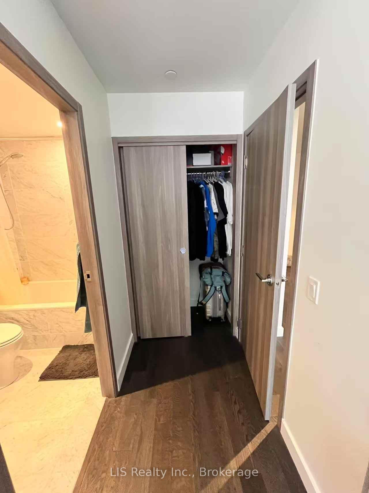 4 Bedrooms Condo at 95 Mcmahon,  Toronto For sale