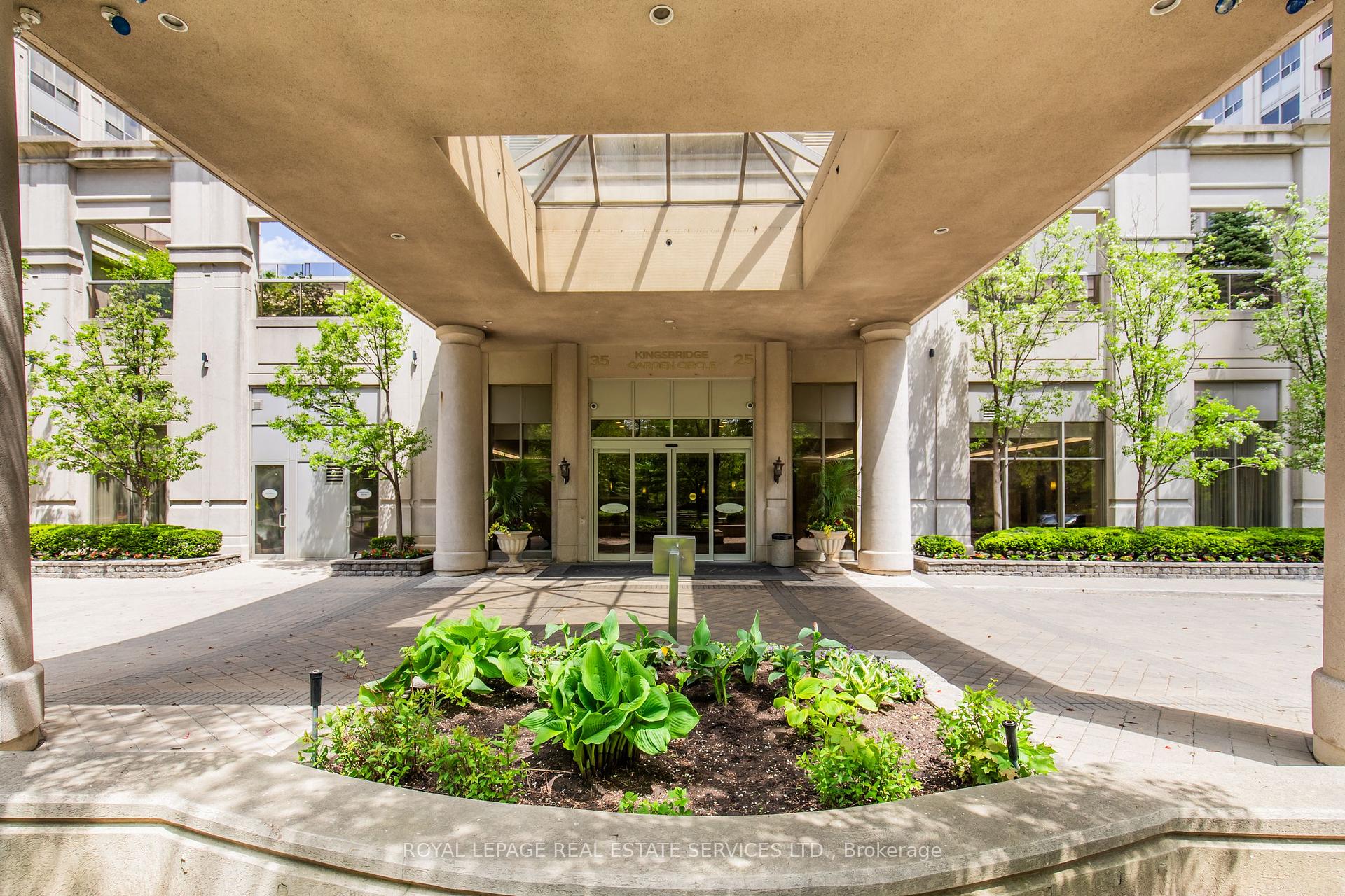 3 Bedrooms Condo at 25 Kingsbridge Garden, Mississauga For sale