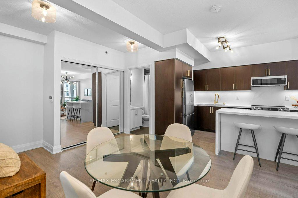 2 Bedrooms Condo at 55 Speers, Oakville For sale