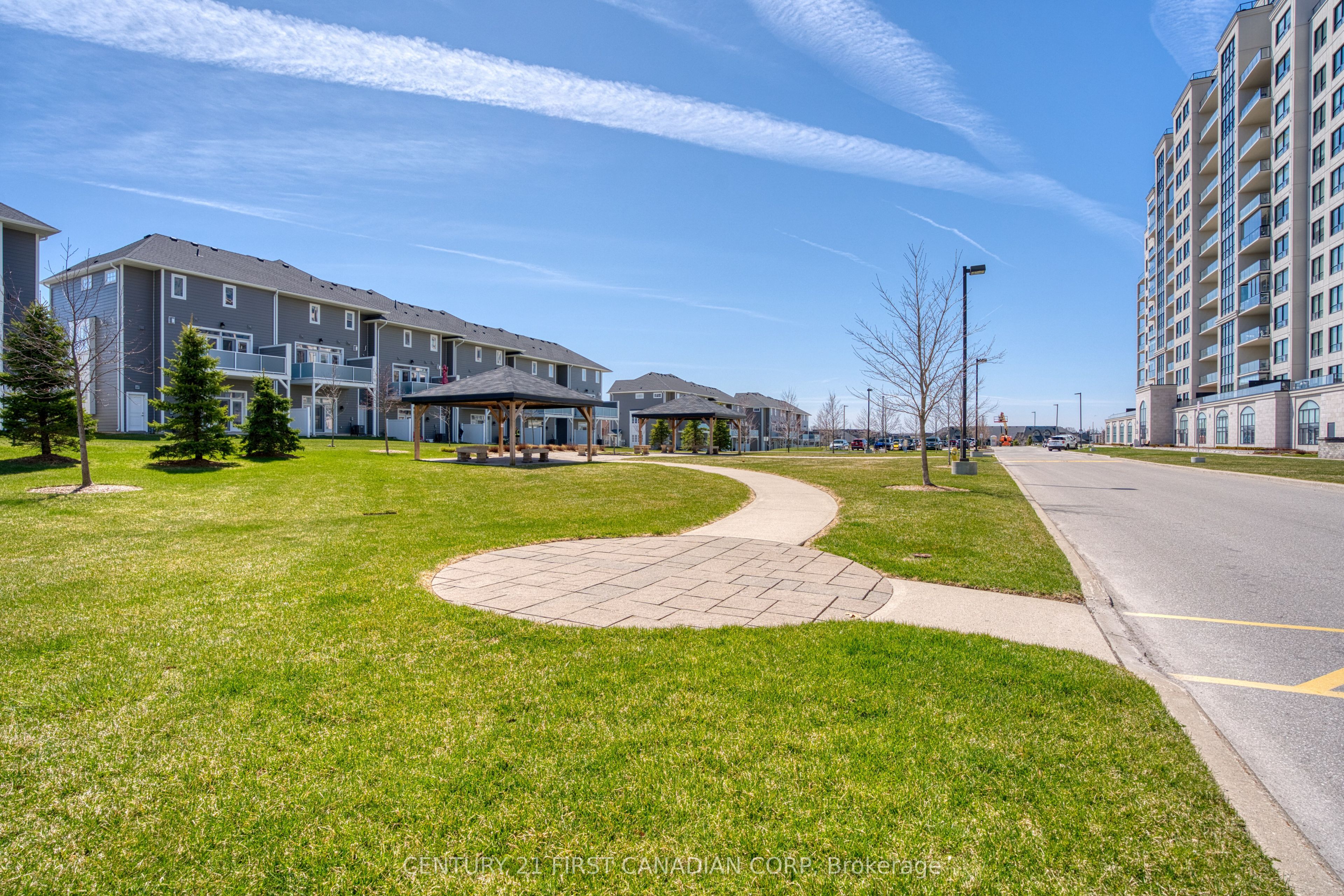 240 Villagewalk Boulevard, #812