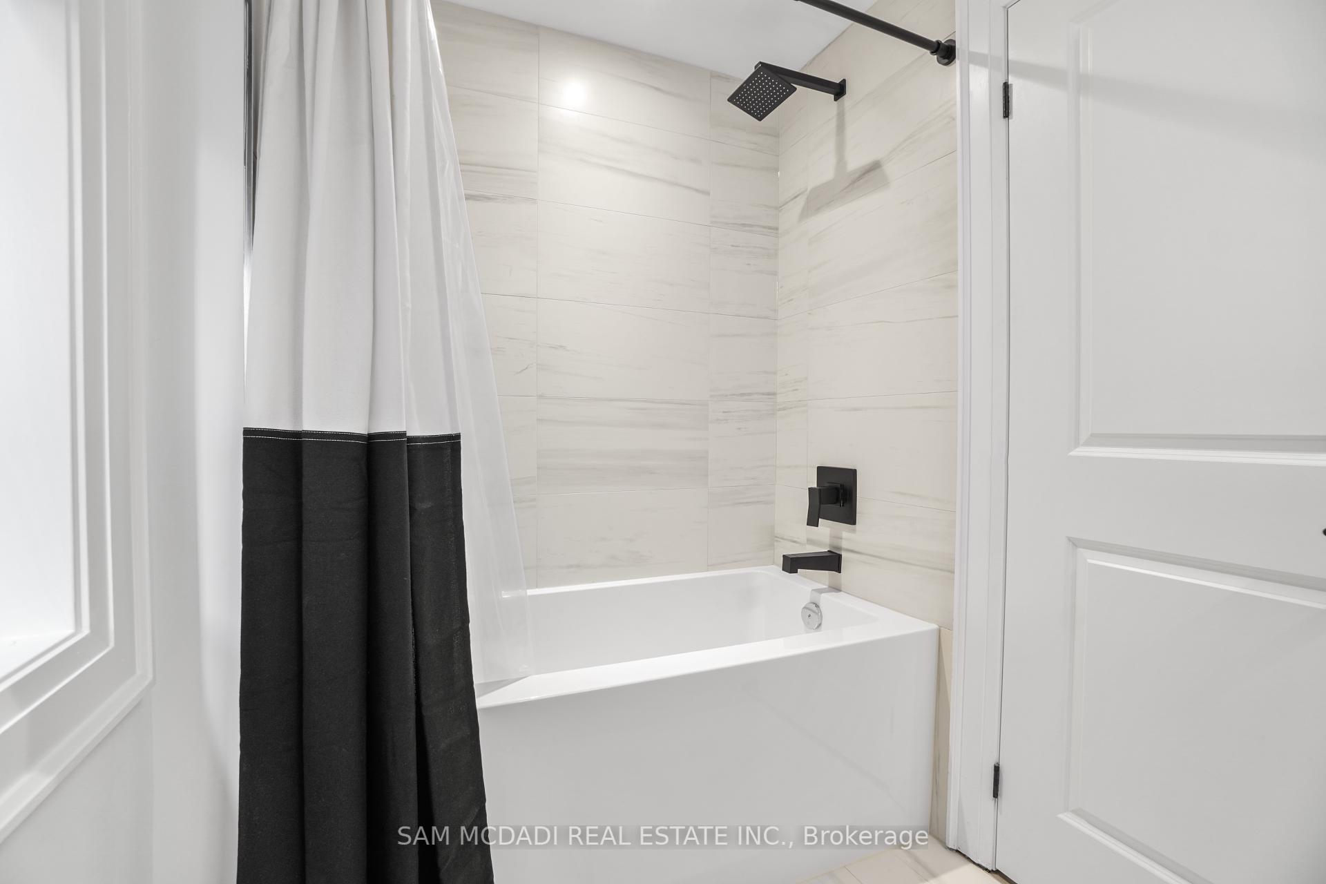3 Bedrooms Condo at 10 Lunar, Mississauga For sale
