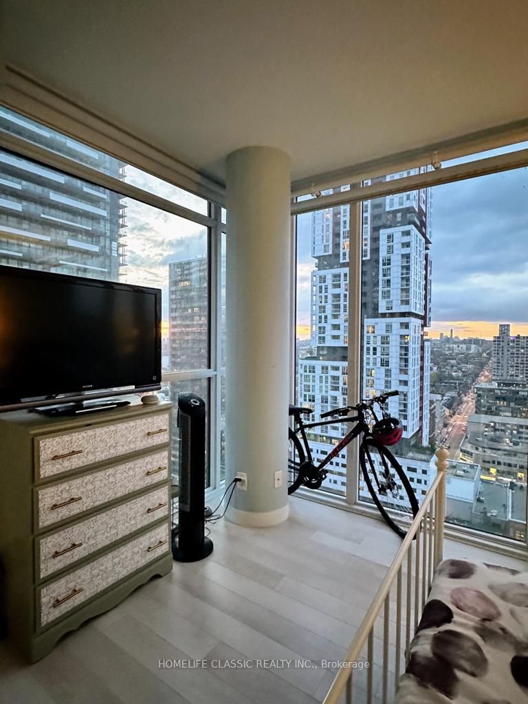 290 Adelaide Street W, #2004