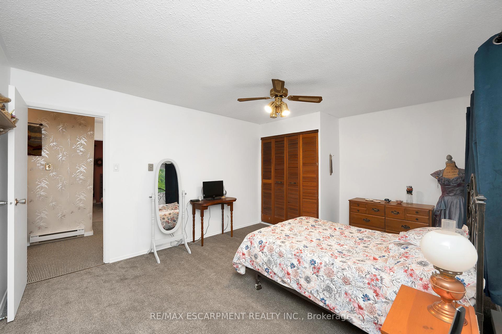 3 Bedrooms Condo at 5017 Pinedale, Burlington For sale