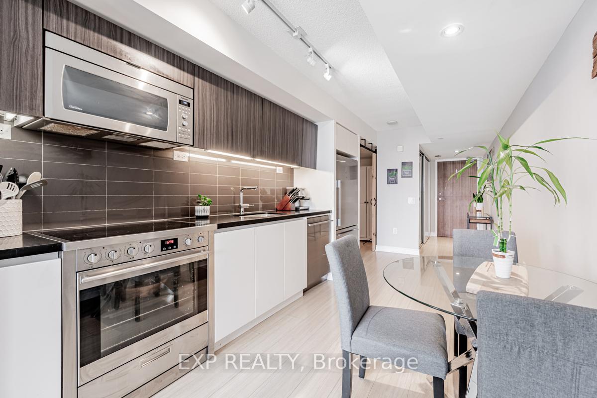 2 Bedrooms Condo at 85 Queens Wharf, Toronto For sale