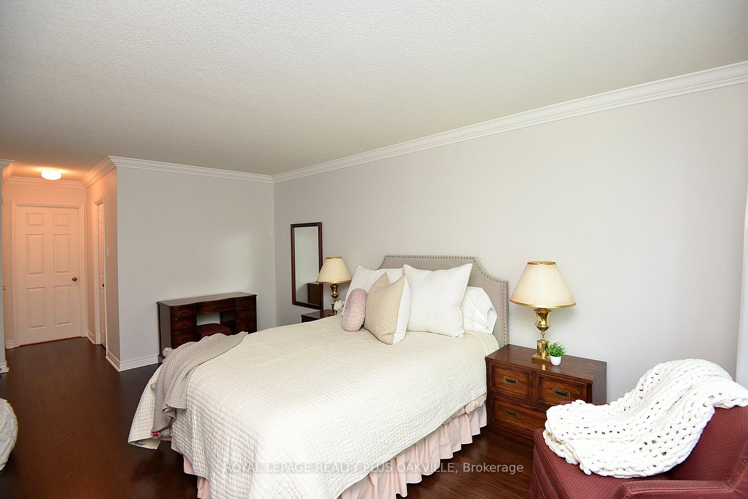 2 Bedrooms Condo at 2190 Lakeshore, Burlington For sale