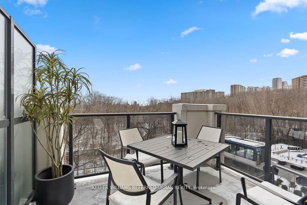 2 Bedrooms Condo at 202 Burnhamthorpe, Mississauga For sale