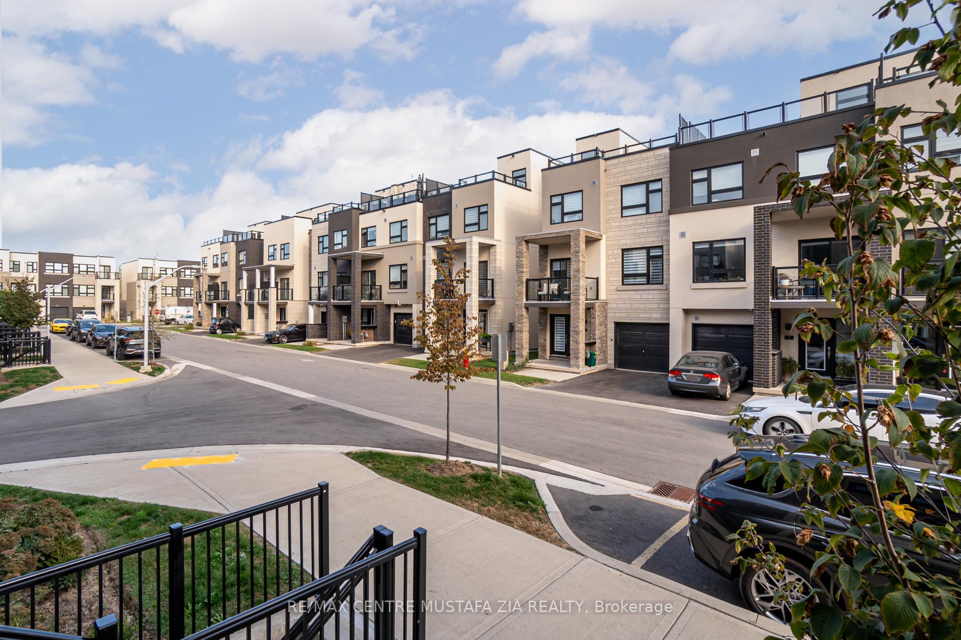 2 Bedrooms Condo at 1129 Cooke, Burlington For sale