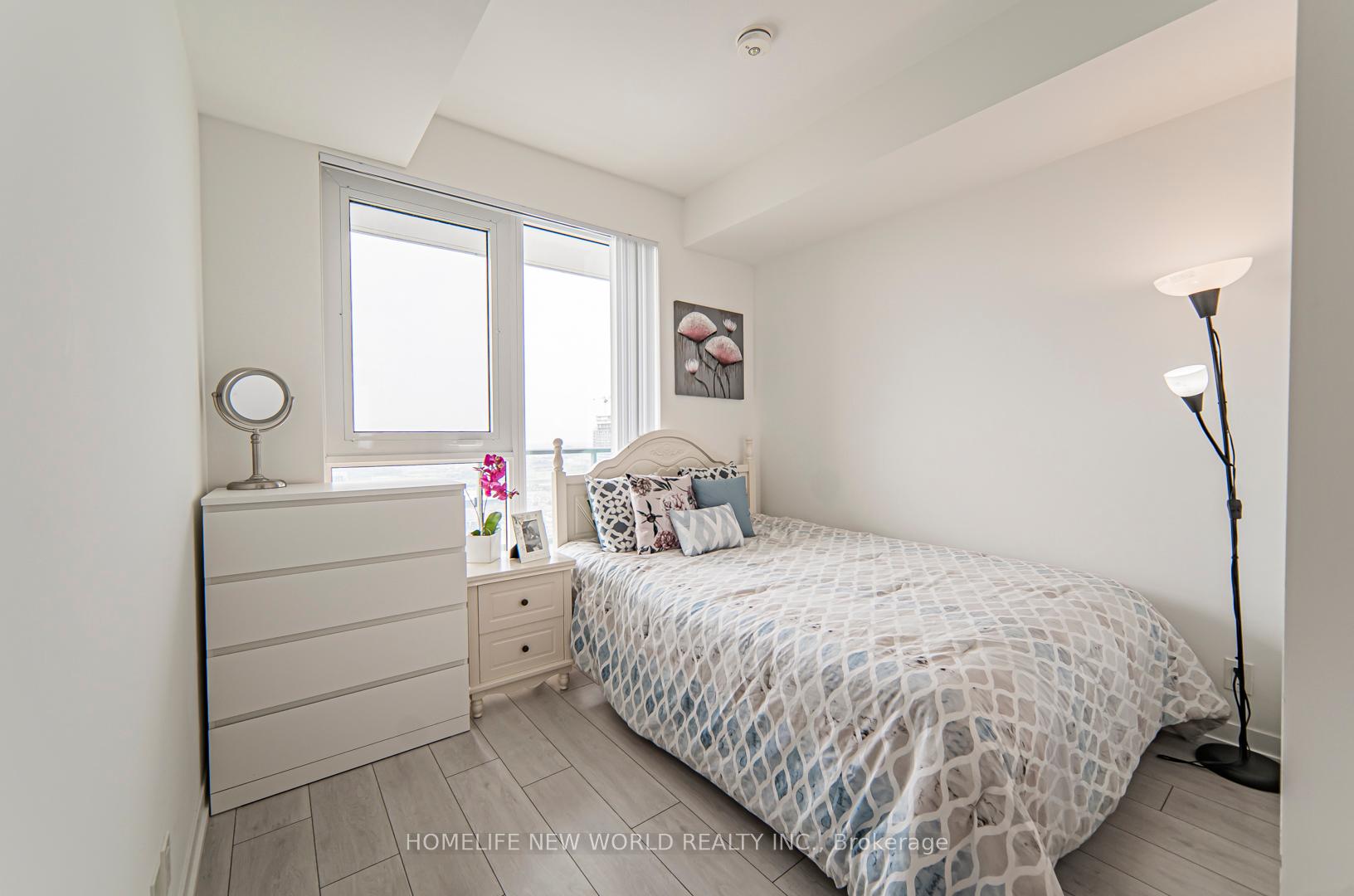 2 Bedrooms Condo at 5 Buttermill,  Vaughan For sale