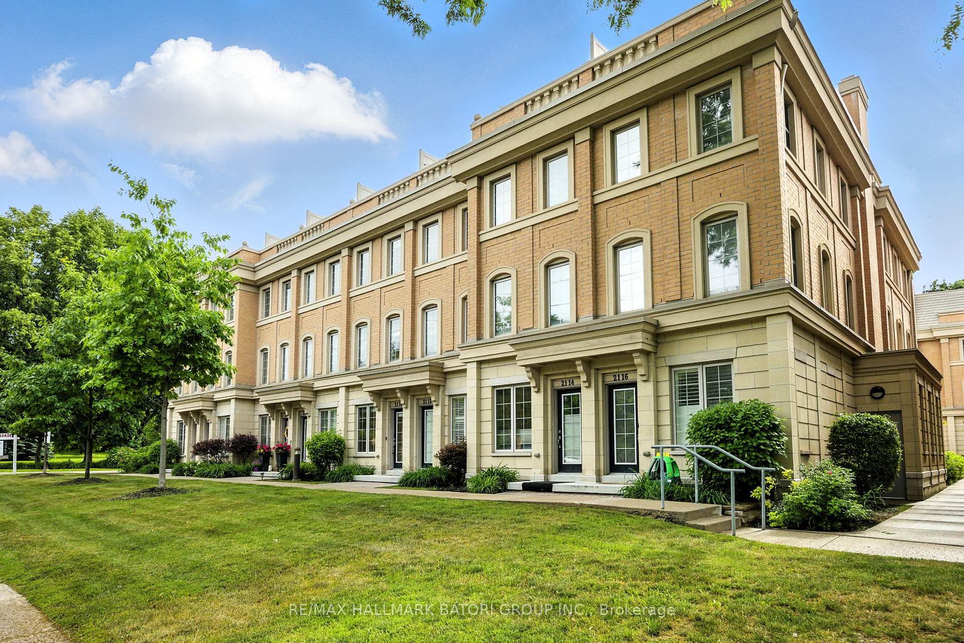 4 Bedrooms Condo at 2110 Bayview, Toronto For sale