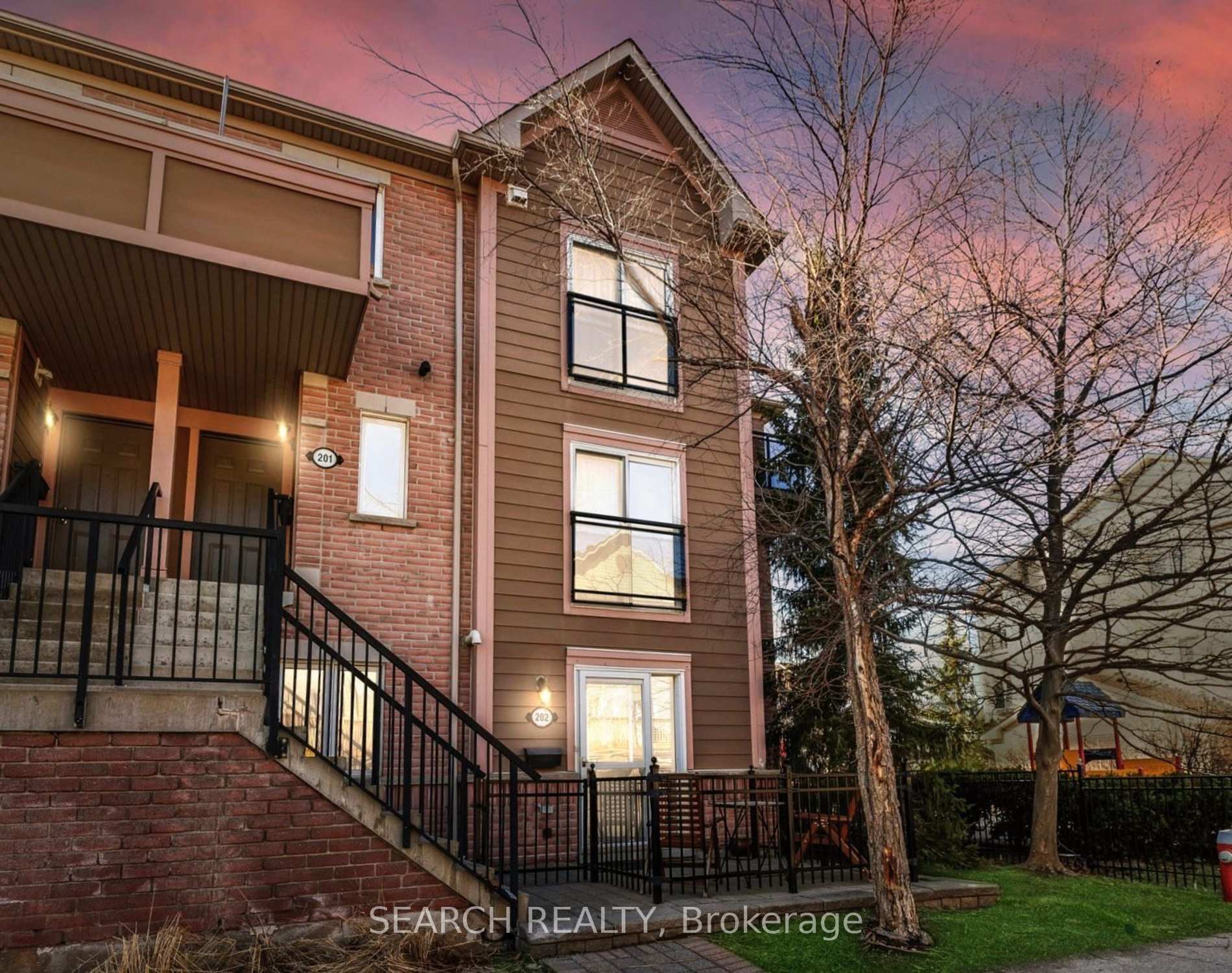 2 Bedrooms Condo at 4975 Southampton, Mississauga For sale