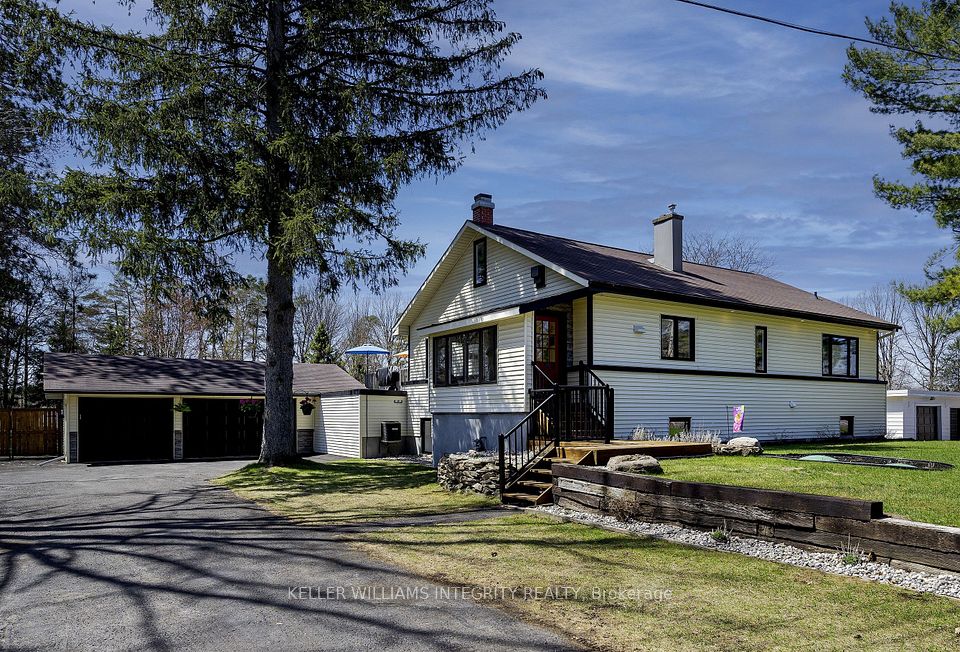 1040 Manotick Station