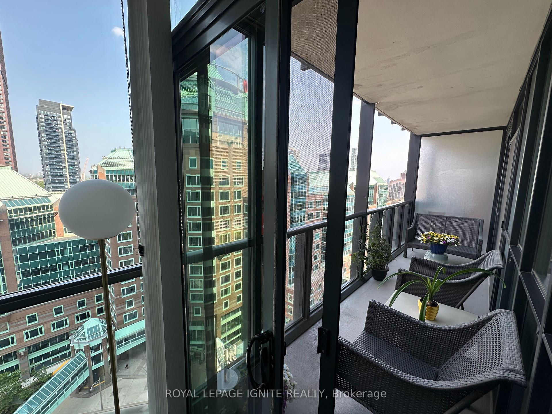 2 Bedrooms Condo at 110 Charles, Toronto For sale