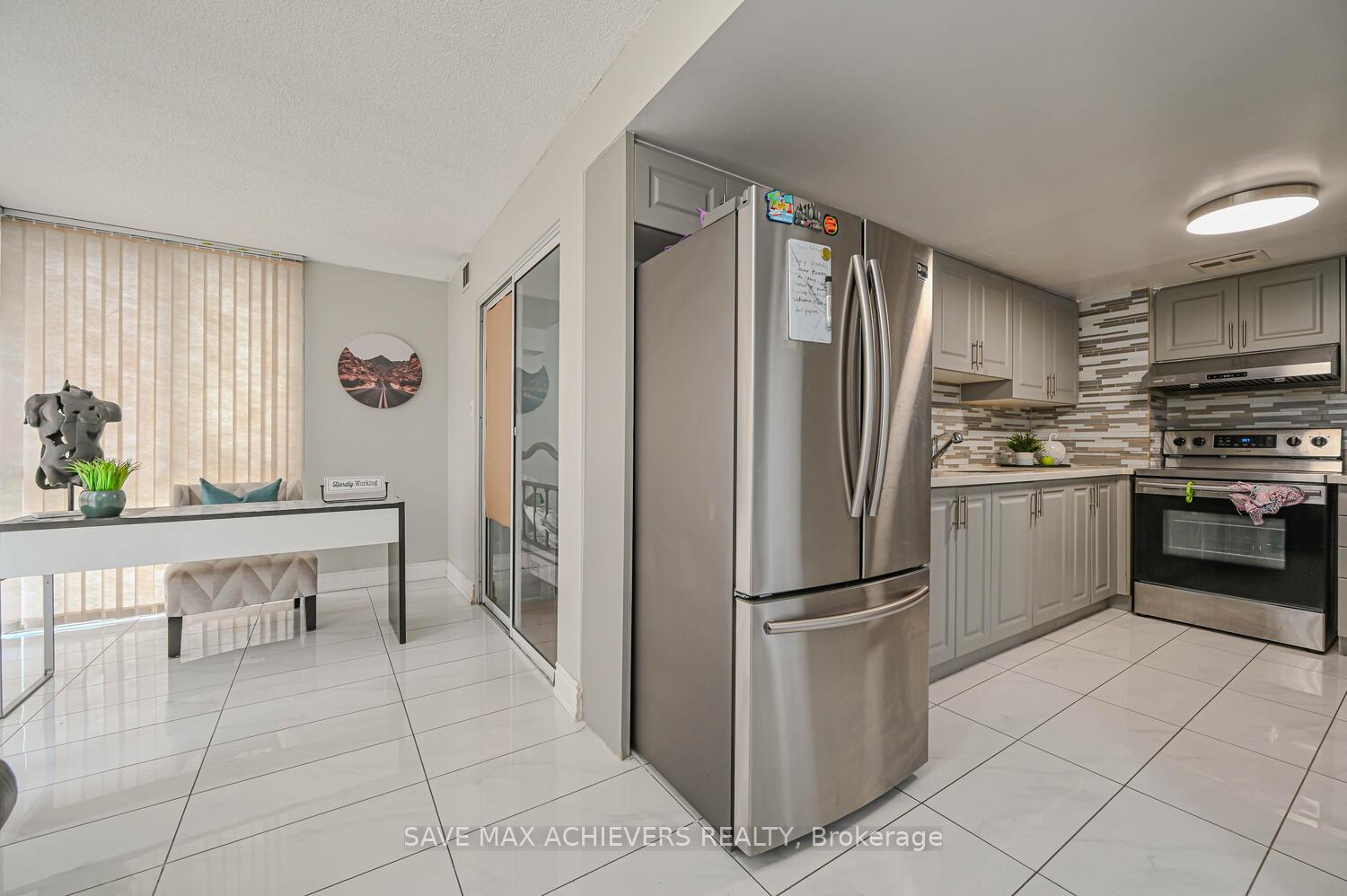 3 Bedrooms Condo at 21 Markbrook, Toronto For sale