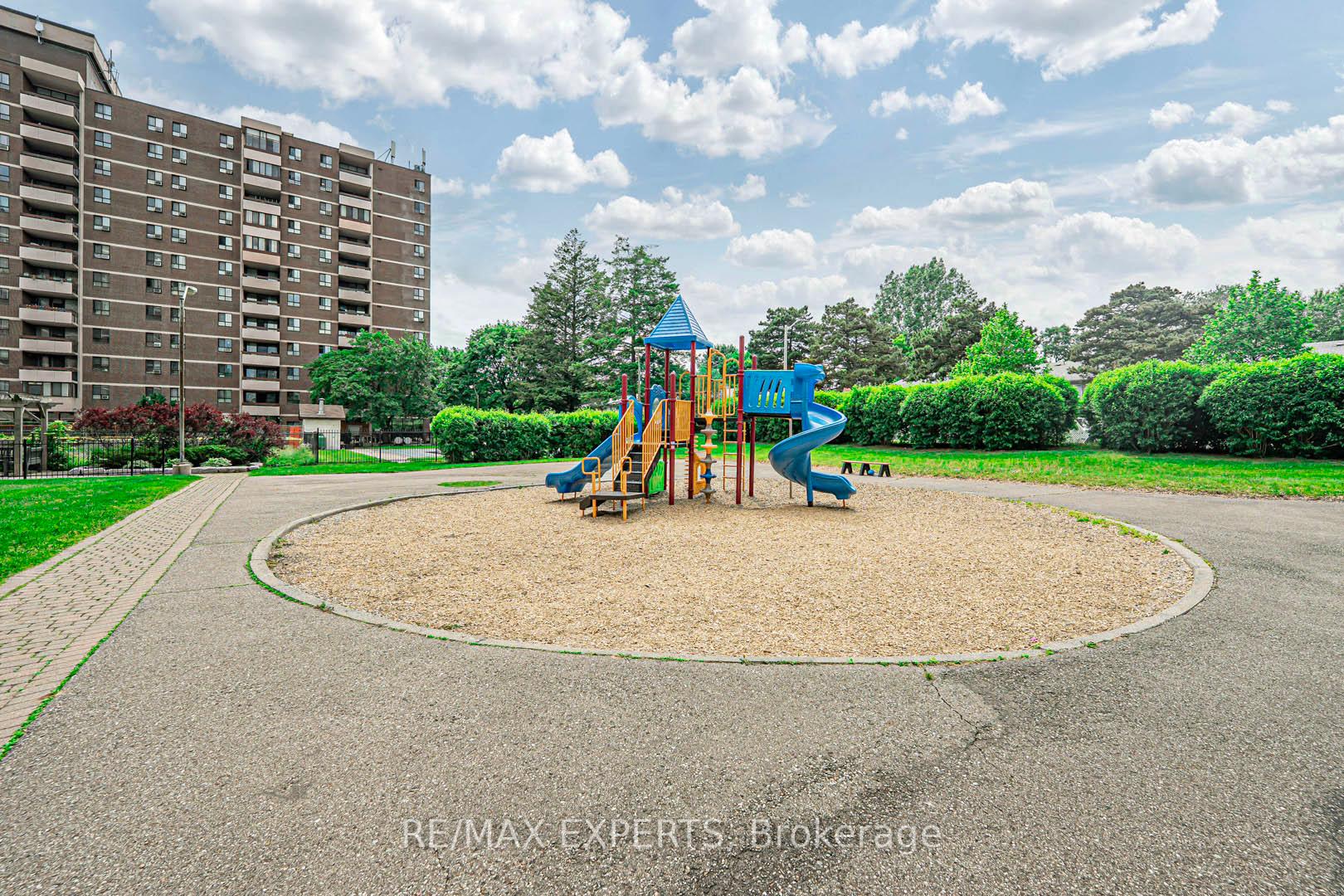 3 Bedrooms Condo at 1625 Bloor, Mississauga For sale