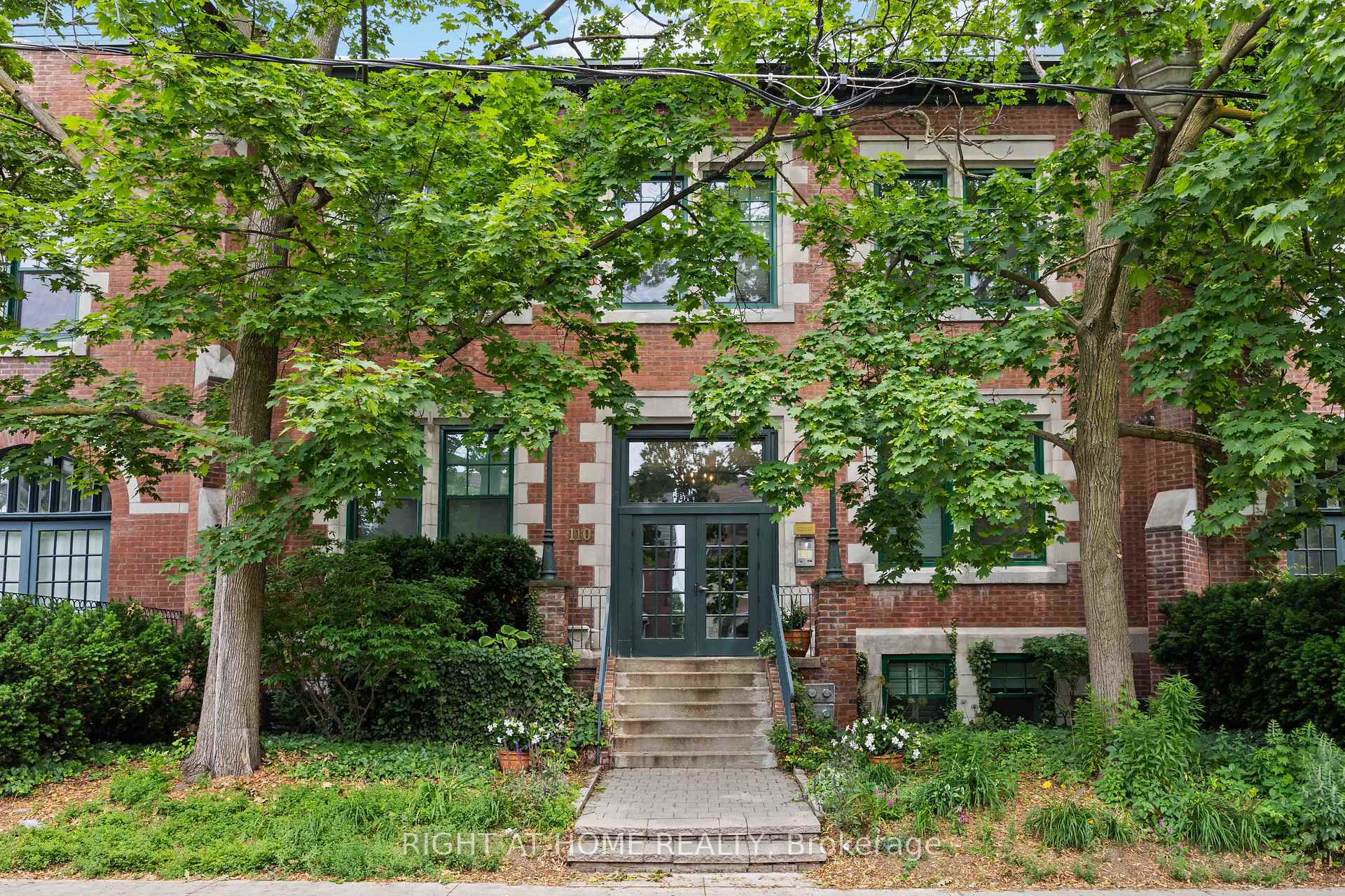 1 Bedroom Condo at 110 Hepbourne, Toronto For sale
