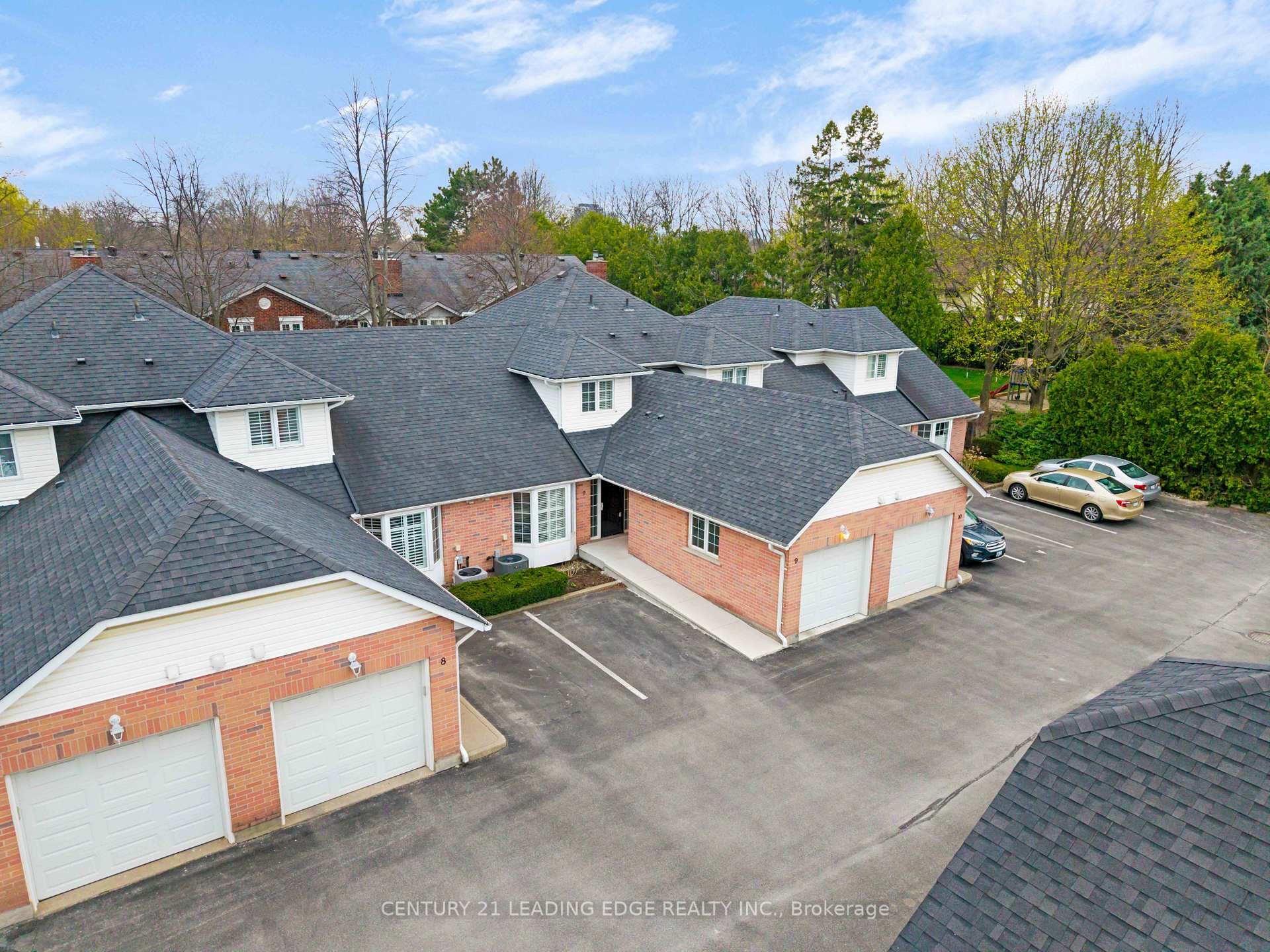 3 Bedrooms Condo at 2435 Woodward,  Burlington For sale