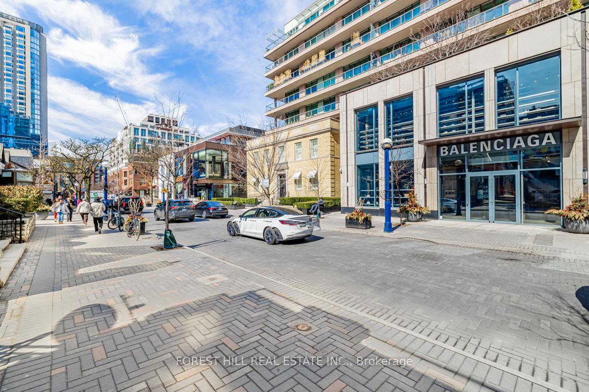 2 Bedrooms Condo at 175 Cumberland, Toronto For sale
