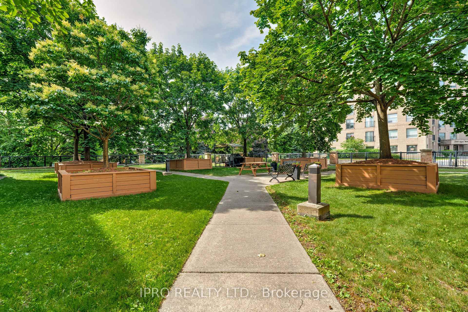 2 Bedrooms Condo at 3499 Upper Middle, Burlington For sale