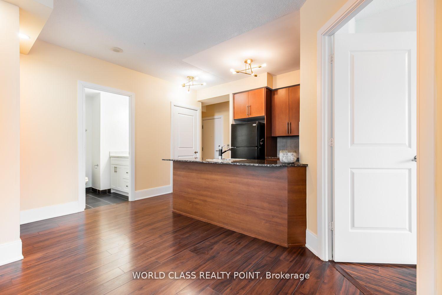 2 Bedrooms Condo at 330 Burnhamthorpe, Mississauga For sale