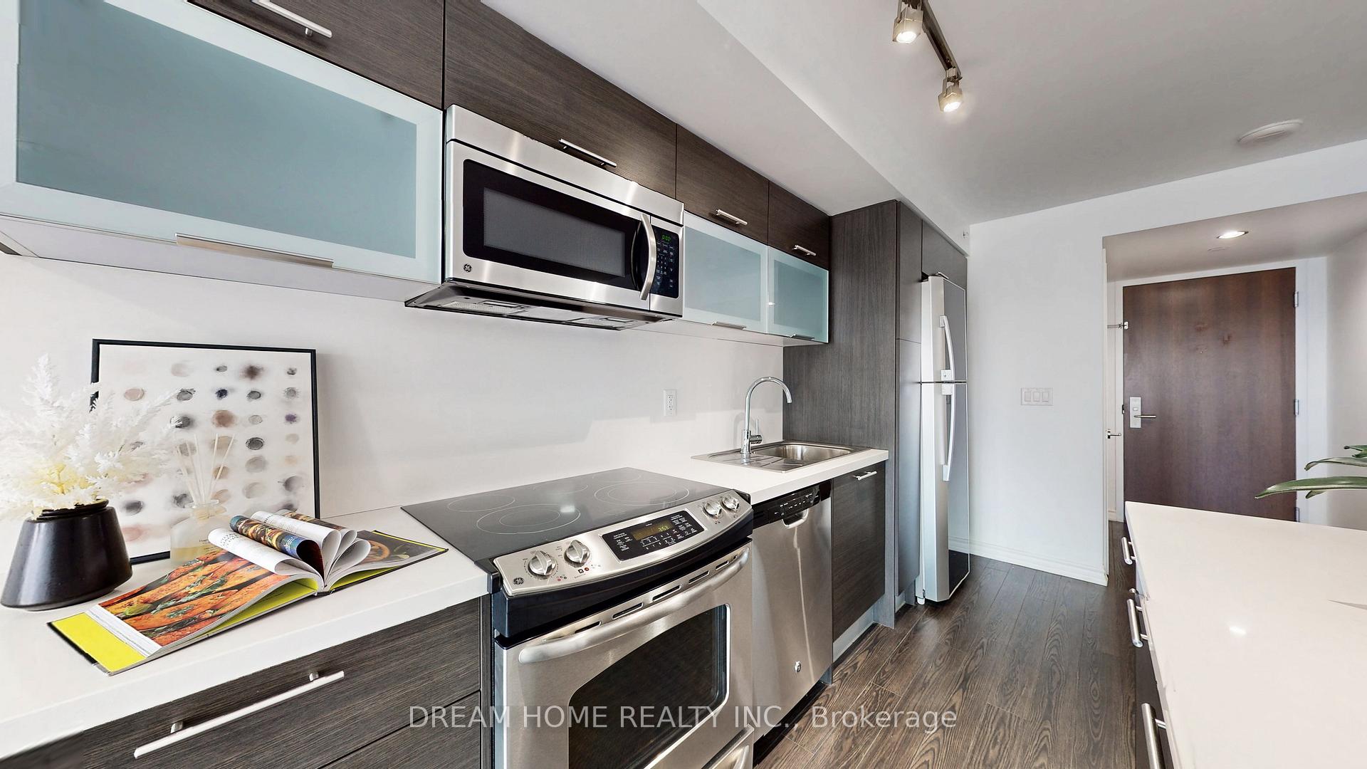 2 Bedrooms Condo at 386 Yonge, Toronto For sale