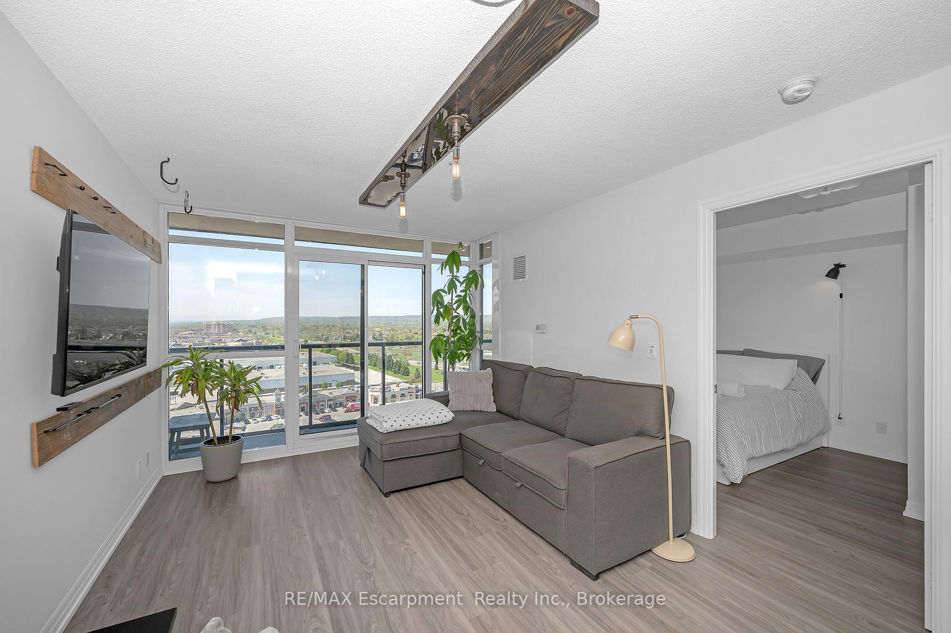 2 Bedrooms Condo at 1940 Ironstone, Burlington For sale