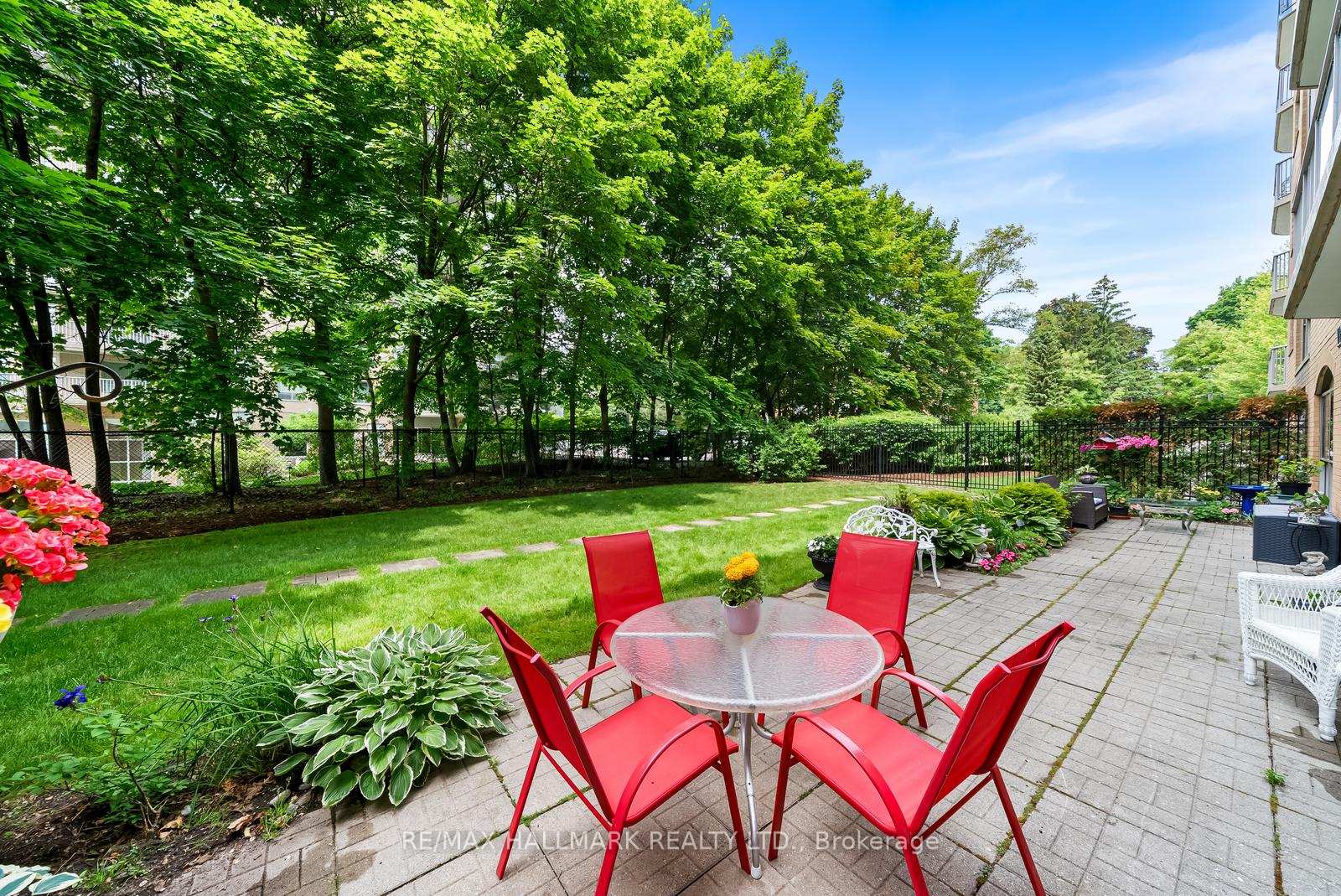 2 Bedrooms Condo at 2210 Lakeshore, Burlington For sale