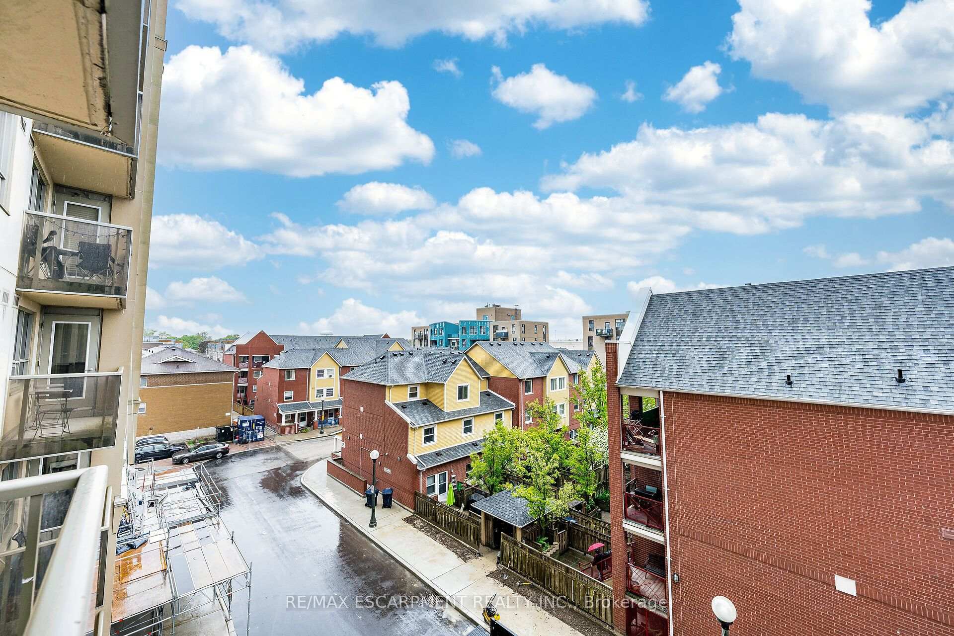 2 Bedrooms Condo at 4 Elsinore, Toronto For sale