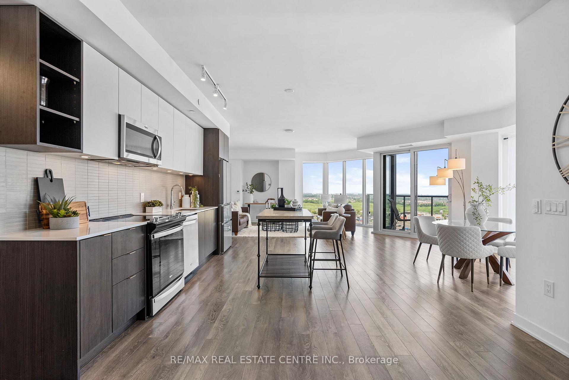 3 Bedrooms Condo at 100 Eagle Rock, Vaughan For sale