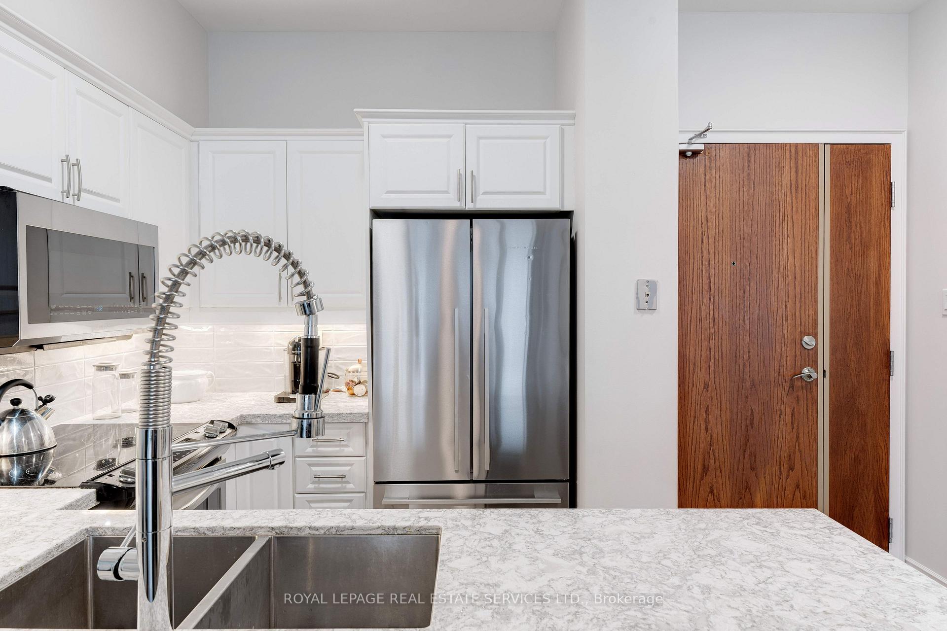 2 Bedrooms Condo at 2511 Lakeshore,  Oakville For sale