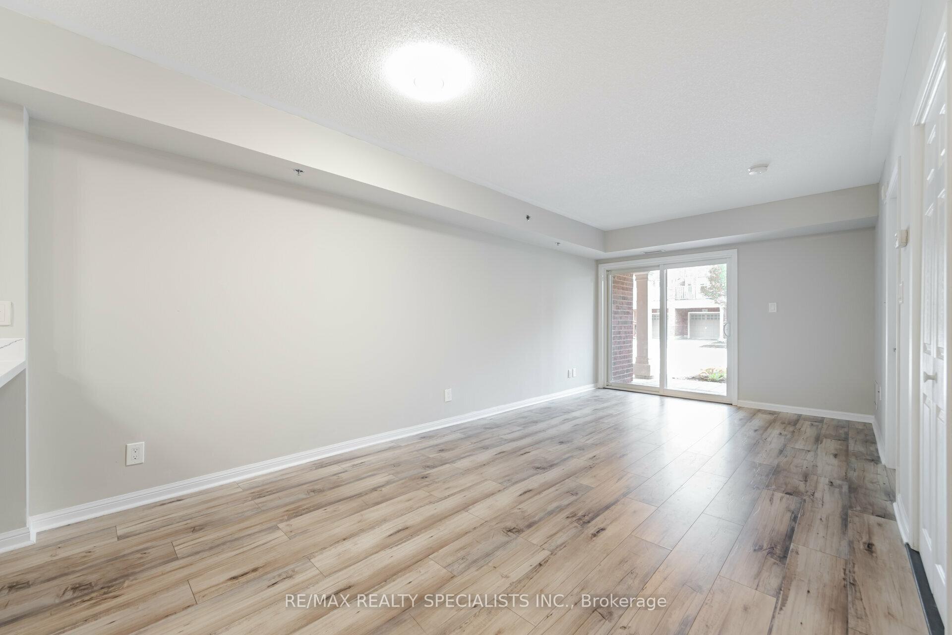 2 Bedrooms Condo at 3070 Rotary, Burlington For sale