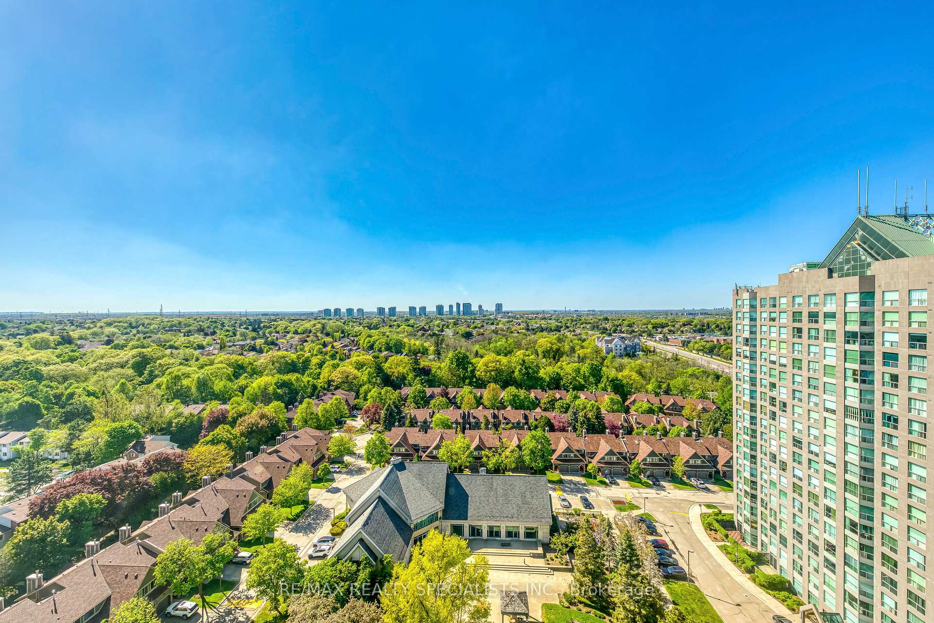 2 Bedrooms Condo at 2177 Burnhamthorpe, Mississauga For sale