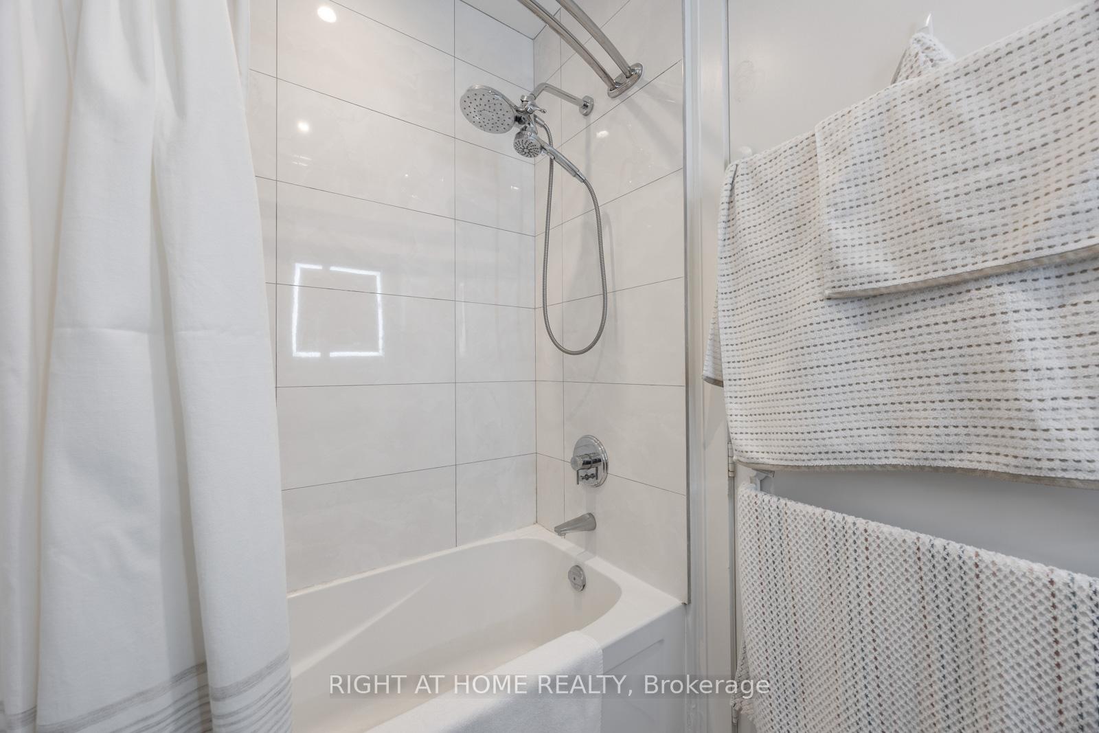 2 Bedrooms Condo at 39 Queens, Toronto For sale
