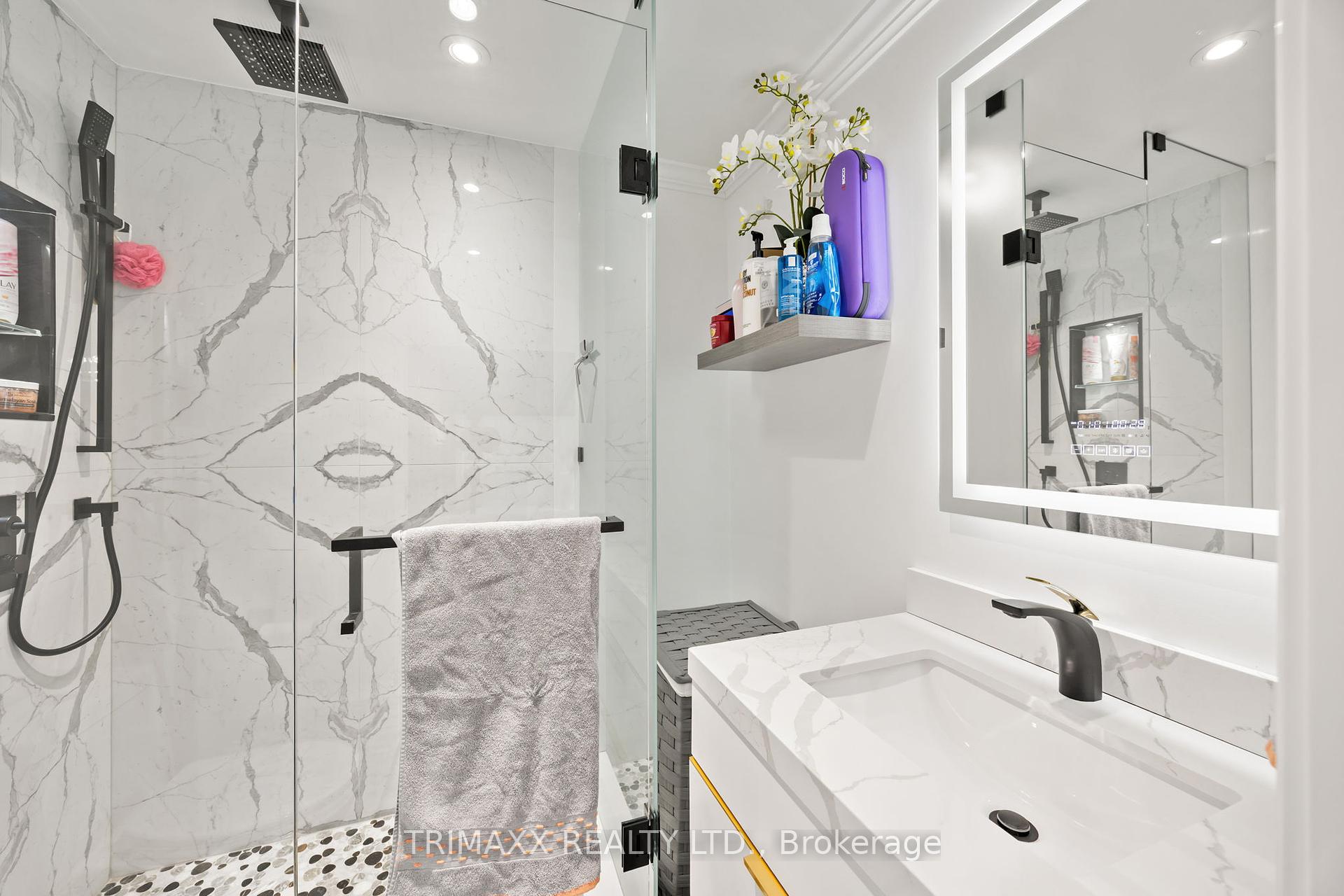 4 Bedrooms Condo at 4165 Fieldgate, Mississauga For sale