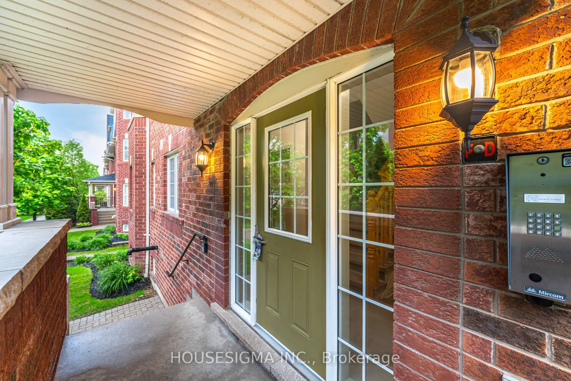 3 Bedrooms Condo at 760 Neighbourhood, Mississauga For sale