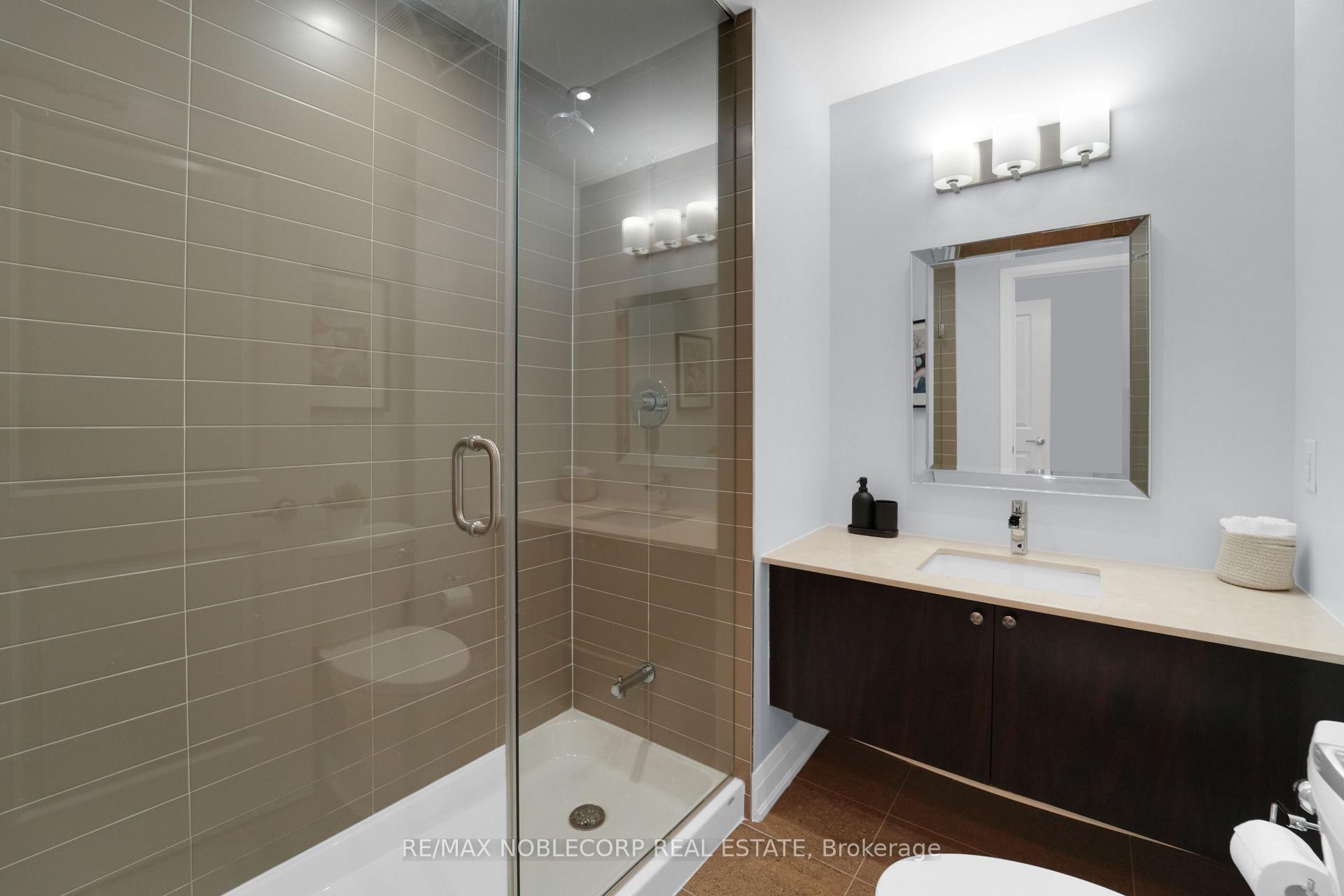 2 Bedrooms Condo at 12 Woodstream, Vaughan For sale
