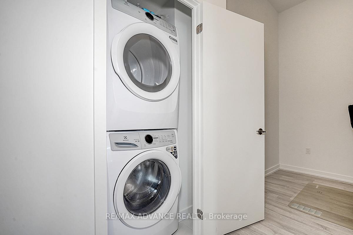 2 Bedrooms Condo at 7 Golden Lion, Toronto For sale