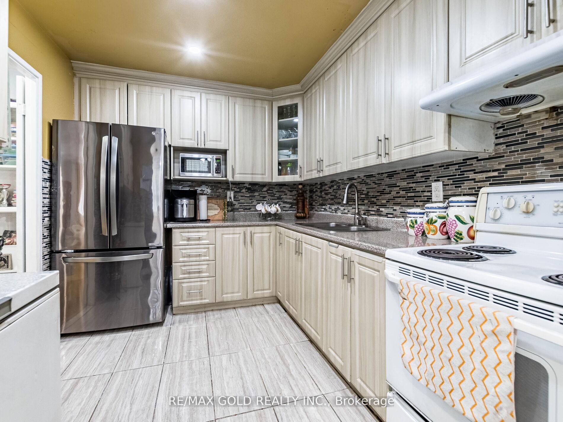 3 Bedrooms Condo at 3555 Derry, Mississauga For sale