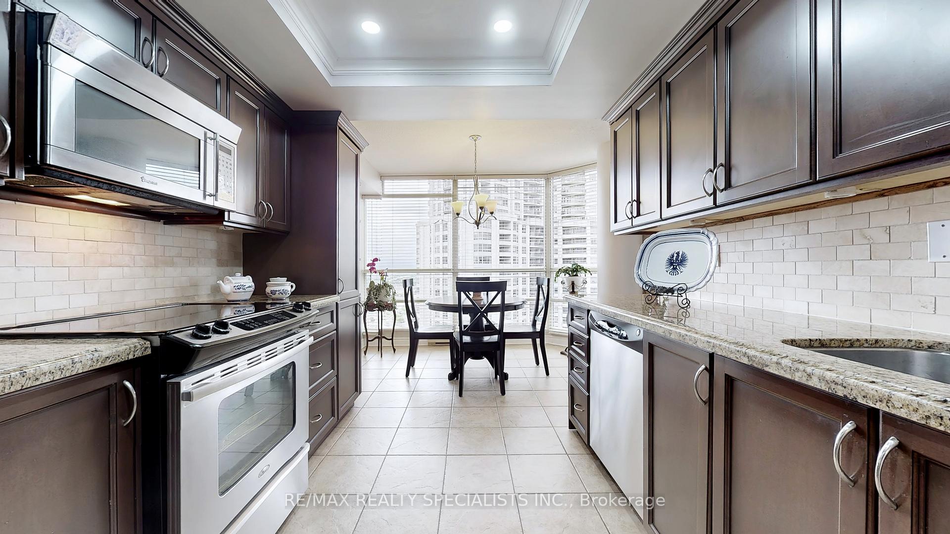 2 Bedrooms Condo at 45 Kingsbridge Garden, Mississauga For sale