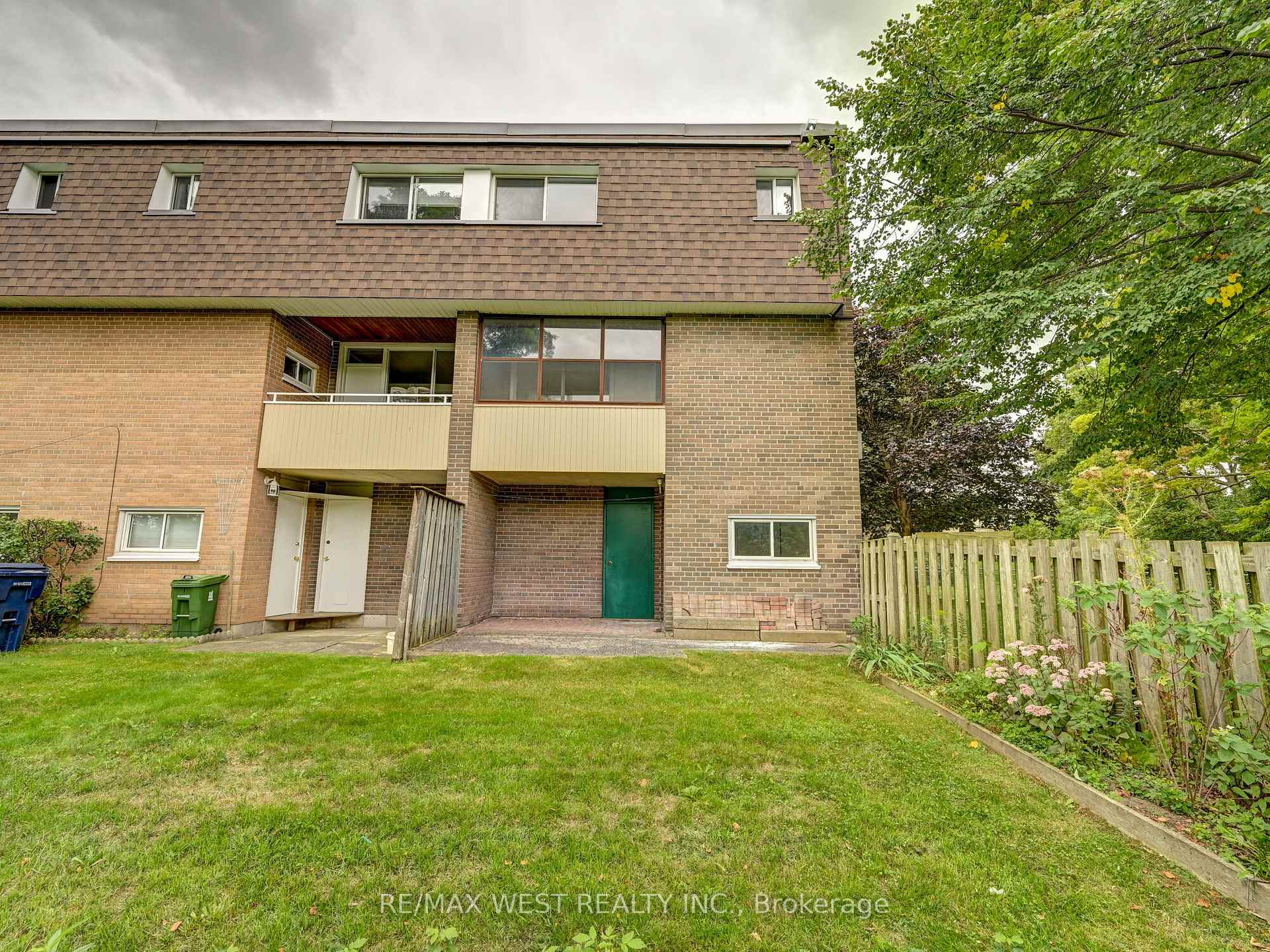3 Bedrooms Condo at 22 Tandridge, Toronto For sale