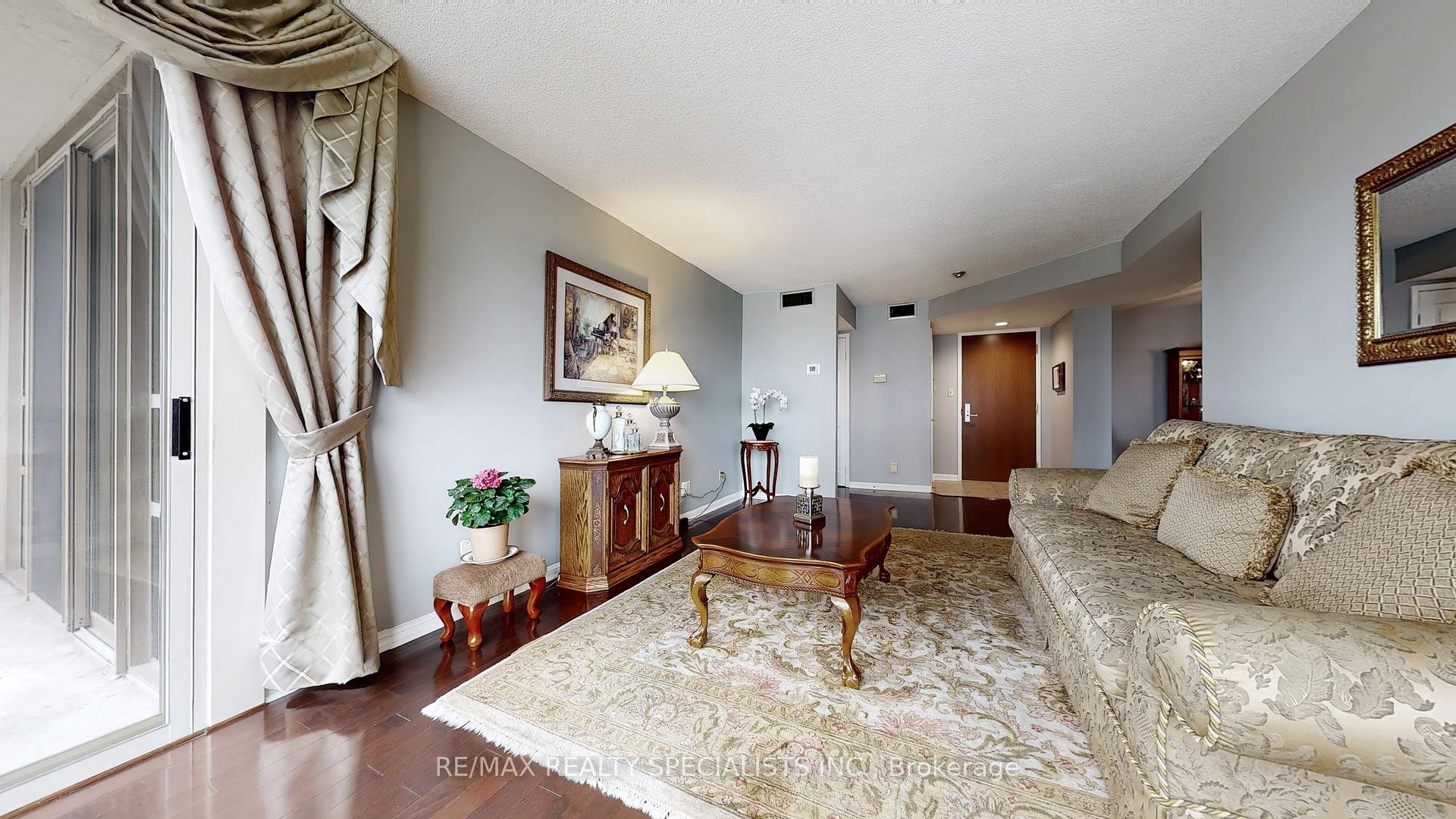 2 Bedrooms Condo at 45 Kingsbridge Garden, Mississauga For sale