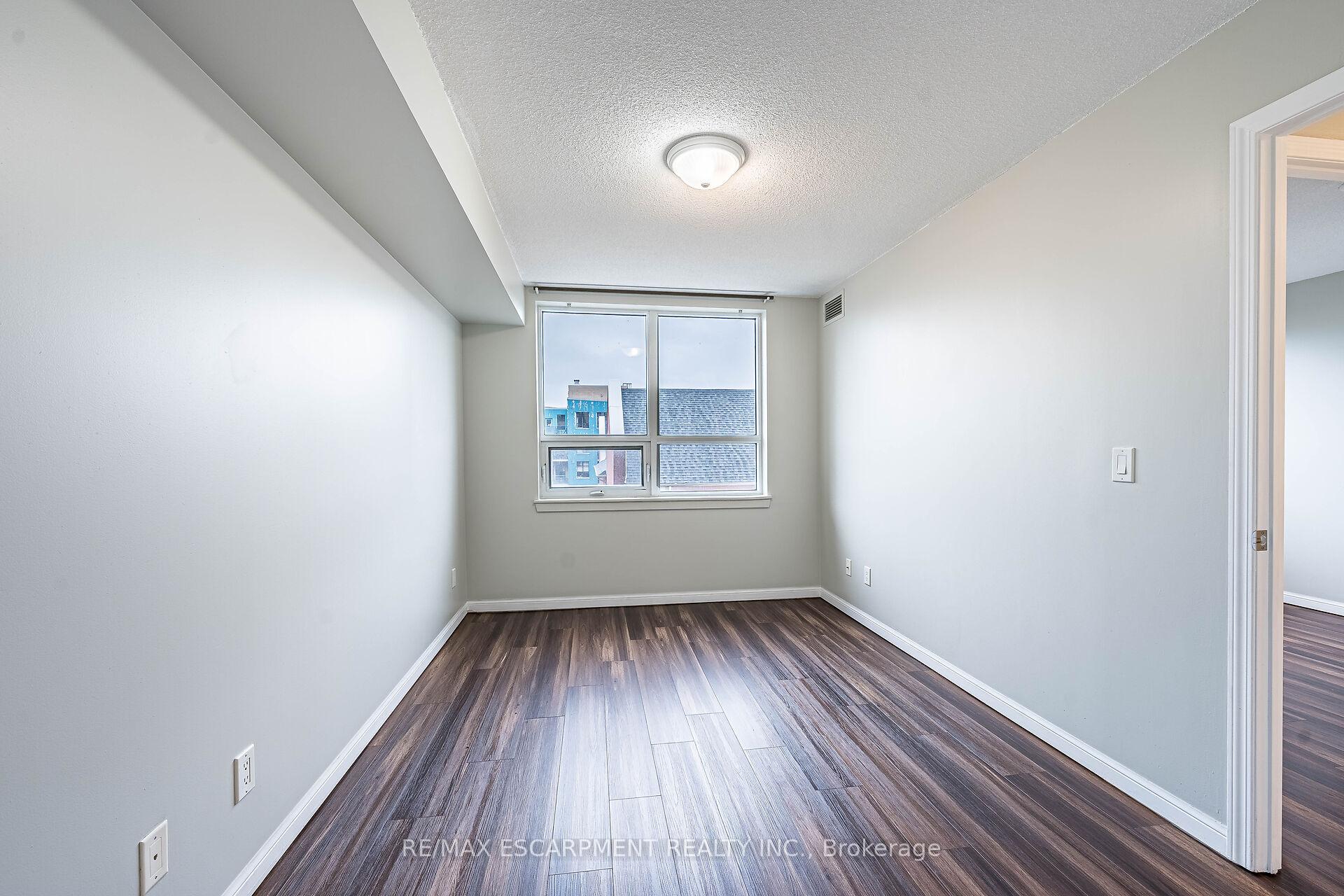 2 Bedrooms Condo at 4 Elsinore, Toronto For sale