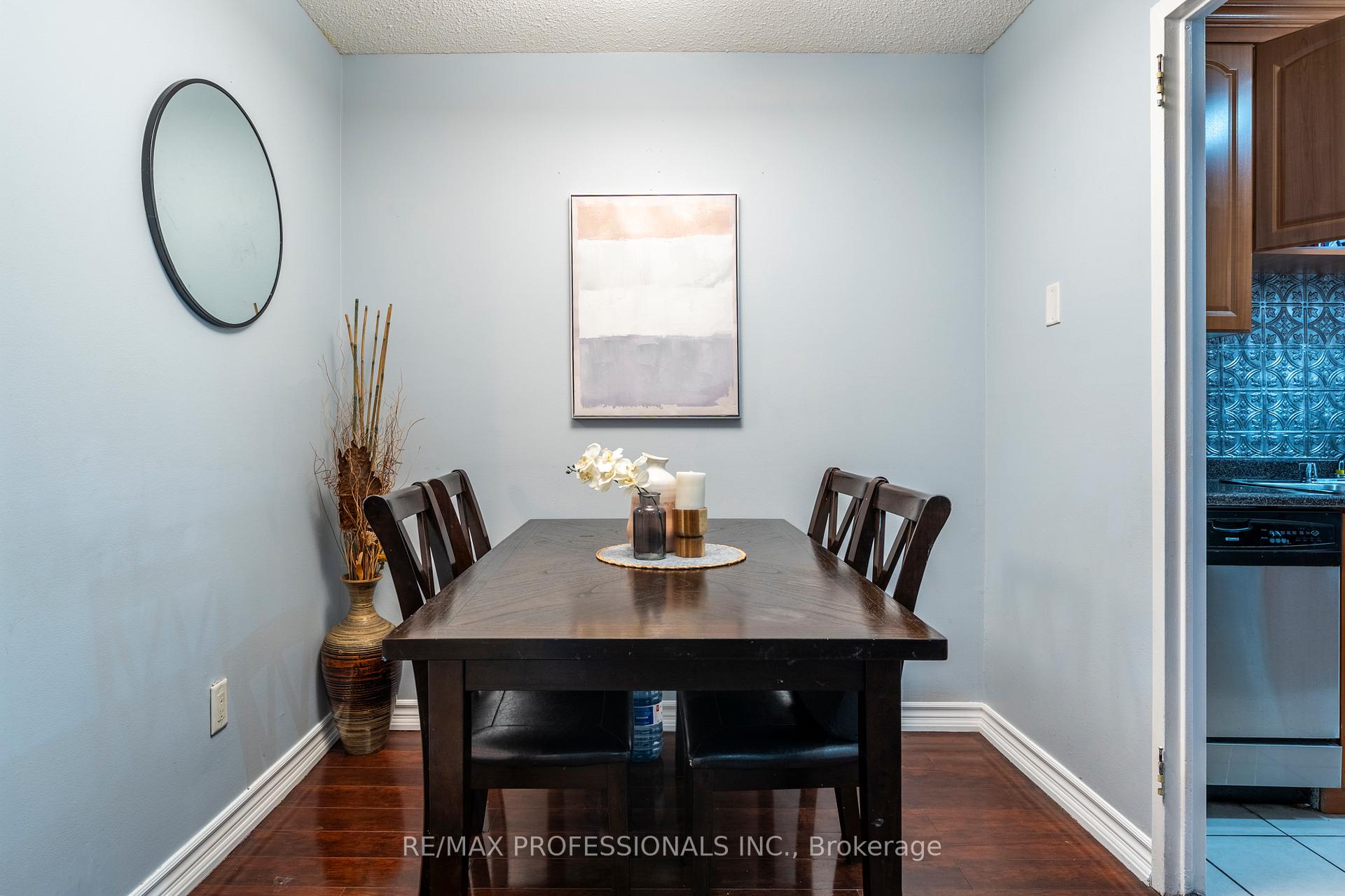 3 Bedrooms Condo at 2095 Roche,  Mississauga For sale