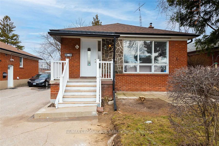 6 Larkhall Avenue, Toronto, ON M1J 1V1