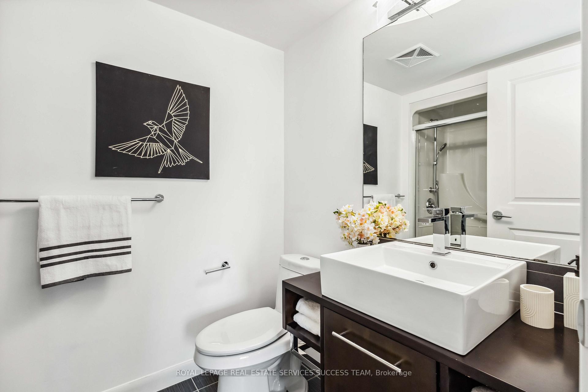 2 Bedrooms Condo at 25 Town Centre,  Toronto For sale